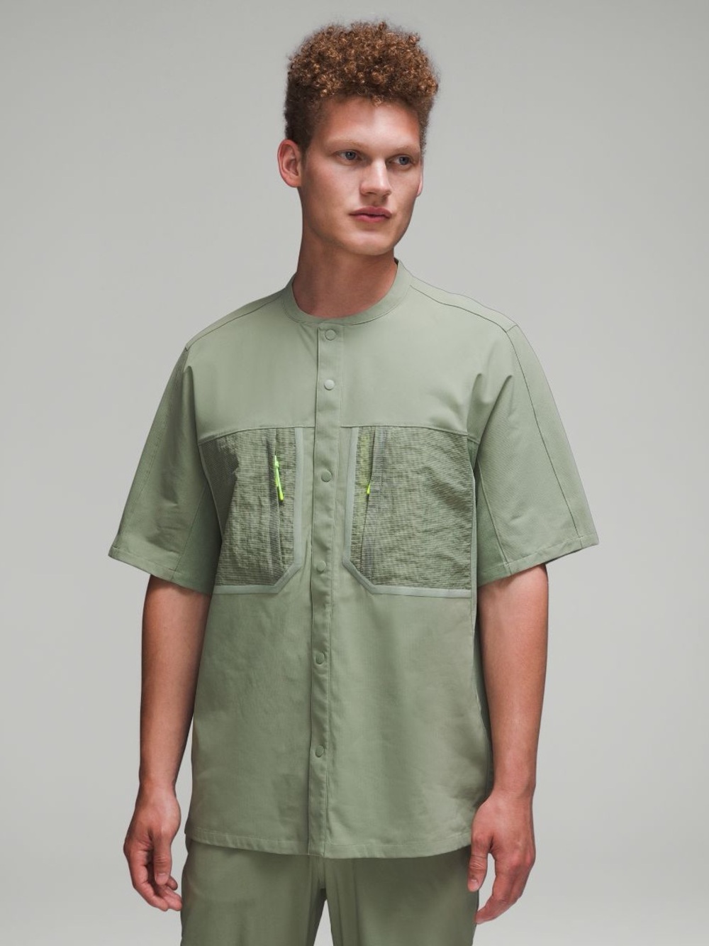 Lululemon Water Repellent Hiking Short Sleeve Shirt in Laurel Green Size Large